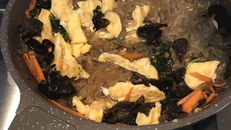 炒杂菜,最后关火加入鸡蛋皮丝,拌匀后加入辣椒油(也可不加)