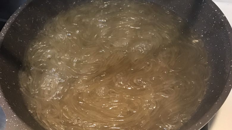 炒杂菜,红薯细粉提前泡软,入锅煮熟后取出冲凉,拌入少许香油(防粘)备用。我用的是免泡红薯细粉