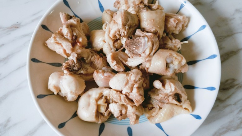 香菇板栗焖鸡腿,鸡腿放入水中,加一勺料酒焯水,去血水和浮沫。
