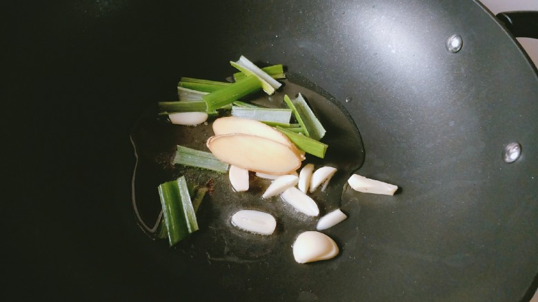 香菇板栗焖鸡腿,锅中放入食用油,油热放葱姜蒜爆香。