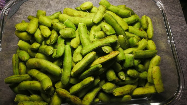 青皮口水毛豆,剪去两头的角,干净如图,这种方法可以有效的洗去毛绒中的污垢。