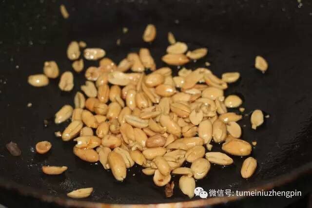 正版宫保鸡丁,下馆子必点曲目,再次下油,爆香花生米,中火快速翻炒到闻到香味。这种现成的脱好皮的花生米,让你做这道菜省了一半的时间,叫它神助攻再合适不过了!