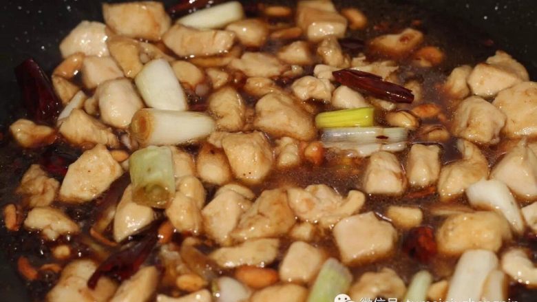 正版宫保鸡丁,下馆子必点曲目,加入之前调制好的酱汁翻炒几下,再小火焖三分钟,收汁出锅!出锅前加点盐提味。
