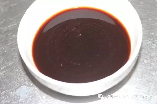 正版宫保鸡丁,下馆子必点曲目,调酱汁,料酒、醋、生抽、糖、耗油、淀粉,适量(又是这个欠揍的词)
因为有淀粉,所以要把这碗调料汤汁搅拌均匀。