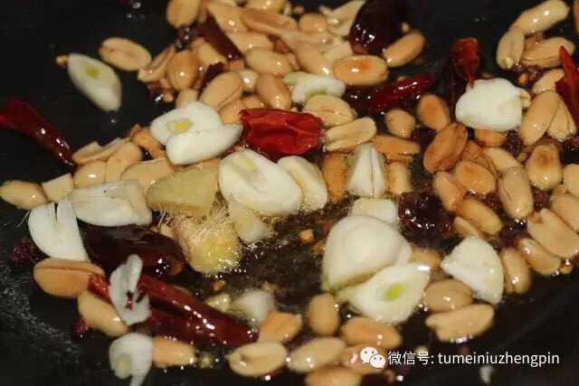 正版宫保鸡丁,下馆子必点曲目,闻到辣椒和花椒的香味以后丢姜和蒜。其实还应该放豆瓣酱,但我怕咸,就没放,口重的可以放点。
