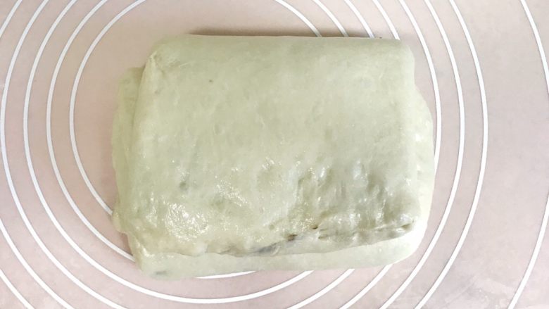 椰香浓郁的大理石豆沙吐司(一次性发酵),另三分之一也向中间折起