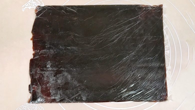 椰香浓郁的大理石豆沙吐司(一次性发酵),用擀面杖均匀擀开,放入冰箱冷藏一会儿,方便后期整形
