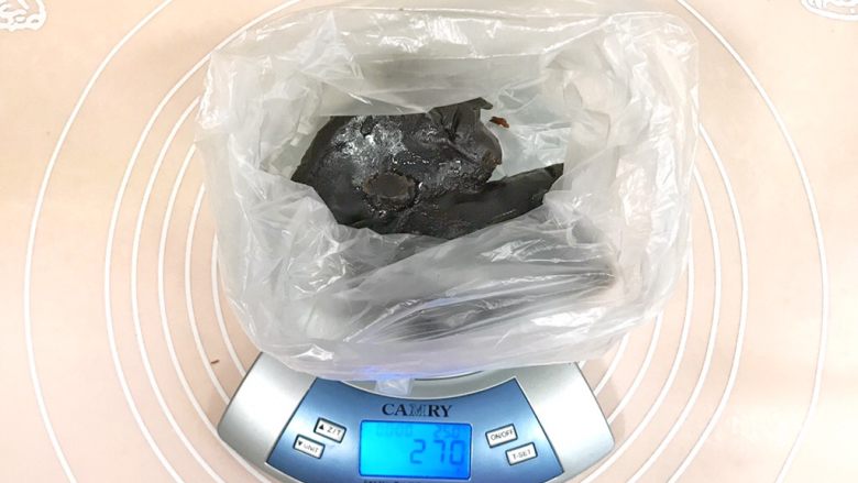 椰香浓郁的大理石豆沙吐司(一次性发酵),豆沙馅,称好重量,装入保鲜袋