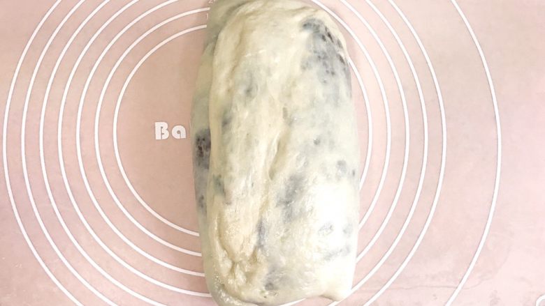 椰香浓郁的大理石豆沙吐司(一次性发酵),第三次折叠:三分之一处向中间折起,另三分之一也向中间折起