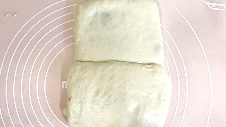 椰香浓郁的大理石豆沙吐司(一次性发酵),第二次折叠:重复上边的动作,三分之一处向中间折起