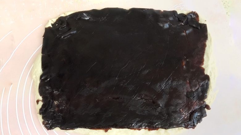 椰香浓郁的大理石豆沙吐司(一次性发酵),去掉保鲜膜,稍微整理一下面团,使其完全包住豆沙片