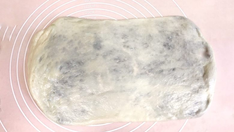 椰香浓郁的大理石豆沙吐司(一次性发酵),再次擀开成长方形,注意动作要轻缓,不要擀破面皮