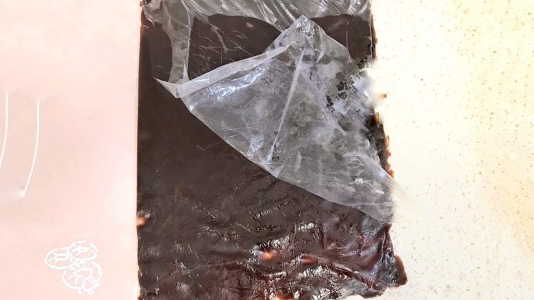 椰香浓郁的大理石豆沙吐司(一次性发酵),将事先做好的豆沙片,从冰箱拿出来,把保鲜膜两边剪开,掀掉上层