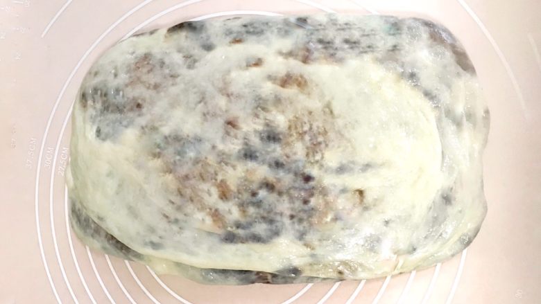 椰香浓郁的大理石豆沙吐司(一次性发酵),把面团擀成窄幅的长方形
至此,完成了三次折叠,如果操作有困难,实行两次折叠也可以
