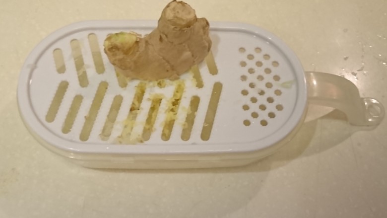 日式姜汁燒肉,姜磨泥,姜的䊹维較多,無所謂,敲一敲會落到容器裡。