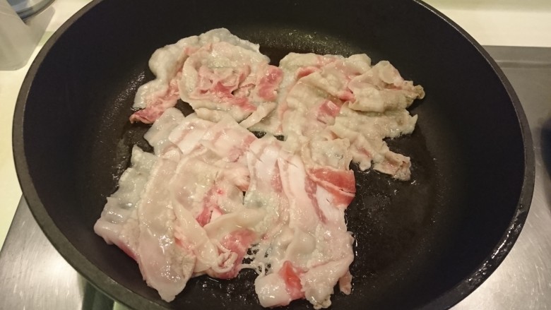 日式姜汁燒肉,平底鍋燒熱,五花肉片兩面稍微煎到變色,哦~不用油哦!五花肉自帶油!😉