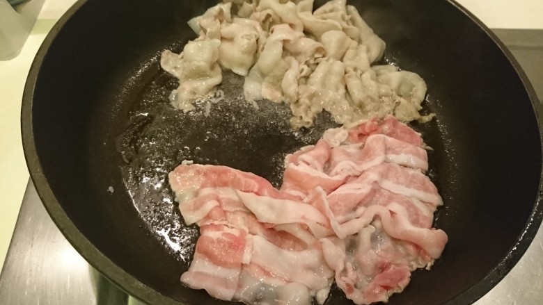 日式姜汁燒肉,第一排變色趕到邊上,繼續煎第二排。