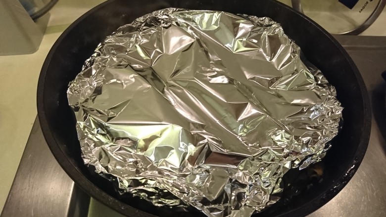 日式姜汁燒肉,拉一張鋁箔,整成鍋子大小覆蓋上去。讓肉與醬汁好好的相處個3分鐘。