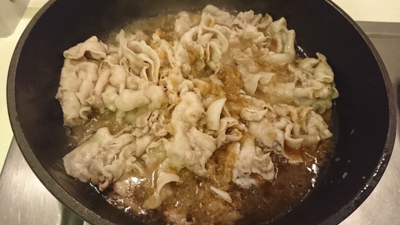 日式姜汁燒肉,稍微用筷子翻拌,讓醬汁分布均勻。