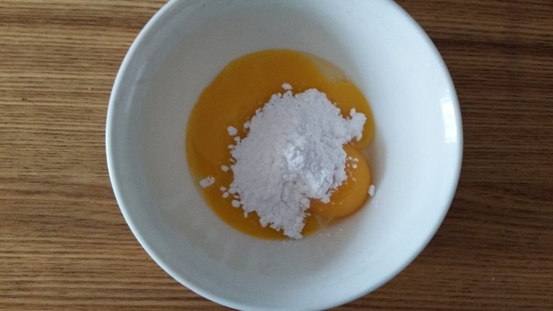 蛋香葡萄干咖啡吐司(面包机一键),准备蛋黄皮,蛋黄打入碗内,加入糖粉,用手抽打撒