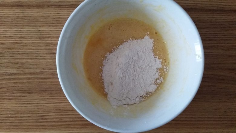蛋香葡萄干咖啡吐司(面包机一键),搅打均匀后加入过筛的低粉,用手抽打均匀