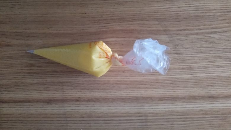 蛋香葡萄干咖啡吐司(面包机一键),装入裱花袋备用