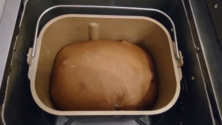 蛋香葡萄干咖啡吐司(面包机一键), 等到还剩40分钟的时候检查发酵程度,面团是否到桶的八分满,如果没有可以按下暂停(每暂停一次是10分钟)