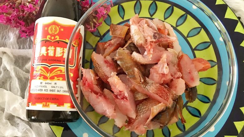 香炸脆鱼儿,切完的鱼块加入料酒,