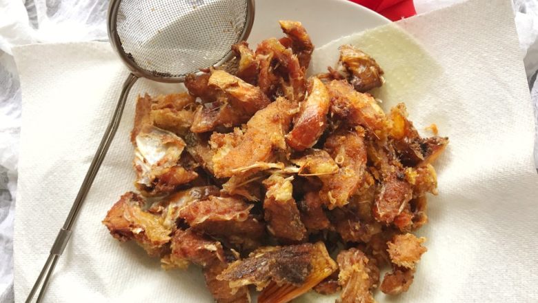 香炸脆鱼儿,这是炸完后的鱼,酥酥脆脆的,鱼骨都是脆的,