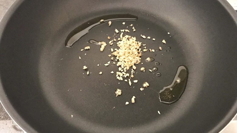 香炸脆鱼儿,先将生姜加进来,