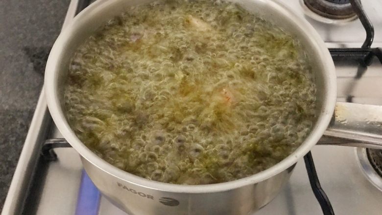 香炸脆鱼儿,当油温6-7成热时转中小火将鱼加进来,全程中小火煎炸,大概20分钟左右,你可以坐在远处闻着香味就好😄,真的小心油锅真的会爆出油的,别被烫到了,最后有点焦香味出来了,说明鱼的水分都炸出来了,这一步是很关键的哦,一定要把鱼的水分榨干,