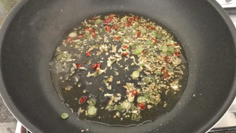 香炸脆鱼儿,翻炒几下加少许水,