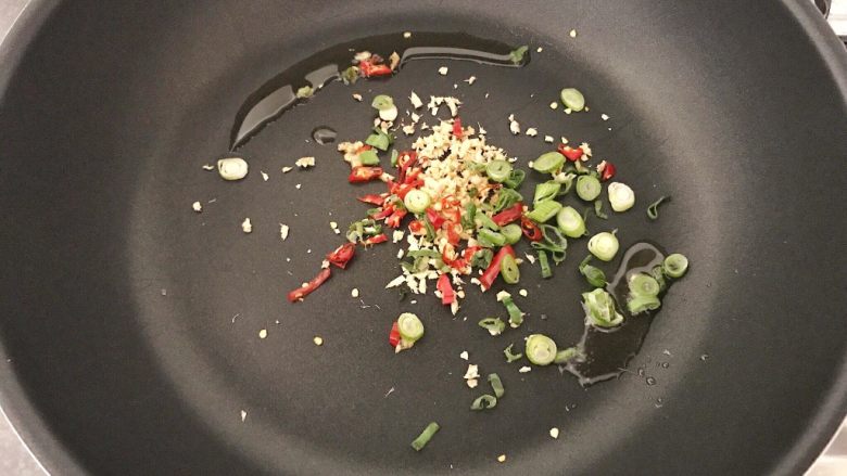 香炸脆鱼儿,然后将葱加进来,