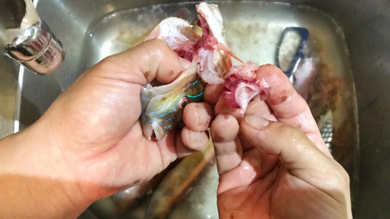 香炸脆鱼儿,再挖去鱼鳃,