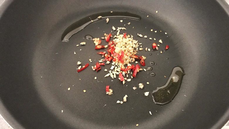 香炸脆鱼儿,再把辣椒加进来,