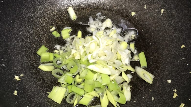 素炸酱,热锅凉油,爆香葱碎