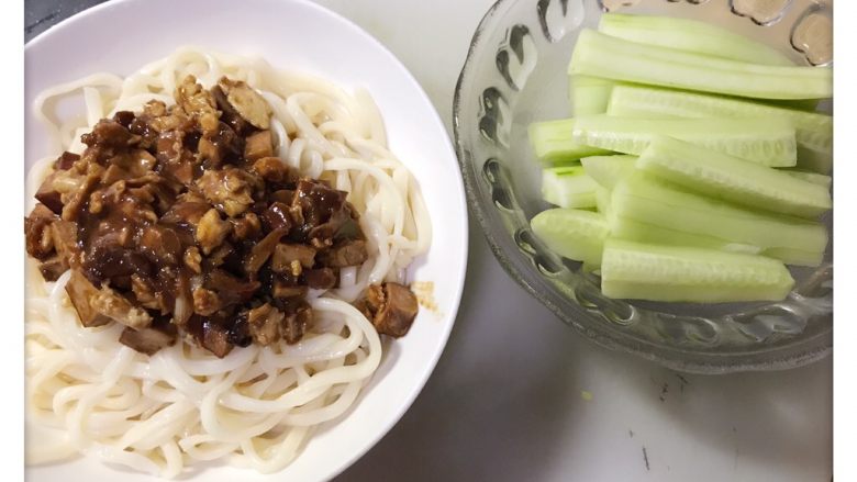 素炸酱,煮面条,出锅啦~~好吃不腻的炸酱面~