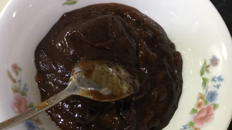 素炸酱,黄豆酱与甜面酱比例,7:3。 或者可以5:5。 根据自己喜好调整比例