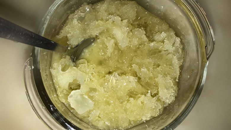姜汁冰糖炖燕窝,用勺子拌匀后铺平,燕窝不要装太满,大概6分满,因为炖好后会膨胀,要预留空间