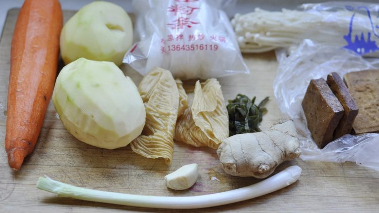 金针菇土豆粉条烩菜,1、将所有食材洗净，去皮备用。