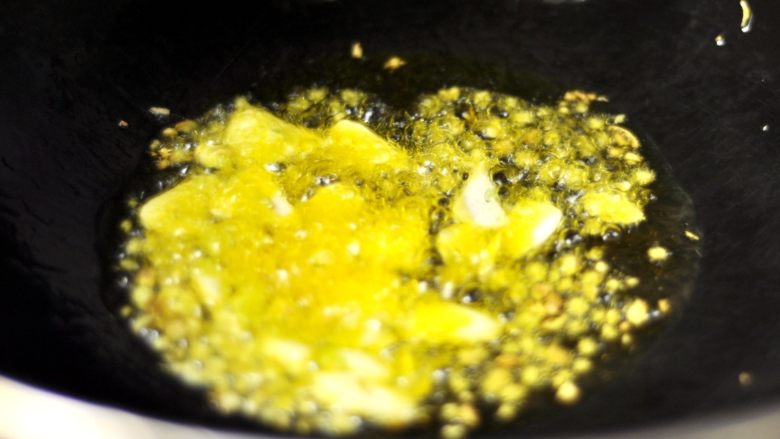 金针菇土豆粉条烩菜,3、热锅下油，放入葱、蒜爆香