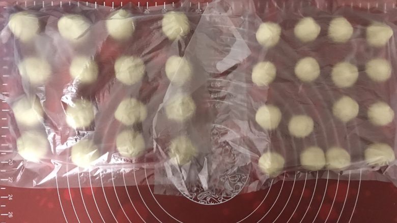 麻薯肉松蛋黄酥,油皮、油酥分别分成16份,揉圆,盖上保鲜膜