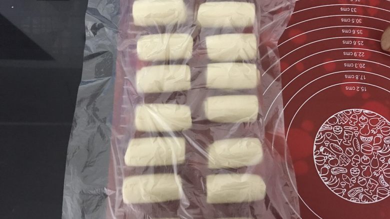 麻薯肉松蛋黄酥,盖上保鲜膜,静置15分钟