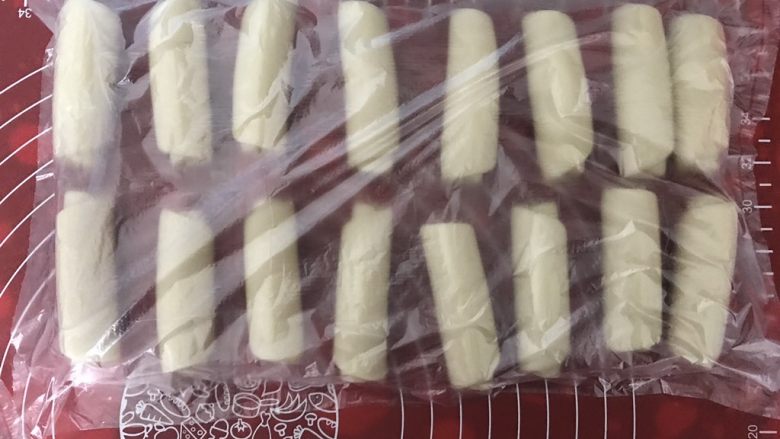 麻薯肉松蛋黄酥,依次做好剩余的,盖上保鲜膜,静置15分钟