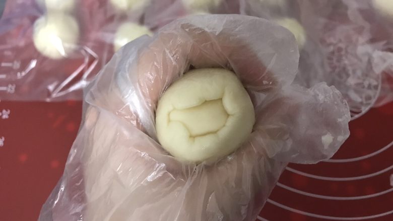 麻薯肉松蛋黄酥,用虎口慢慢将油皮往上推,右手拇指把油酥往下压,包住油酥