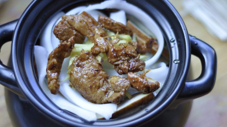 金针菇土豆粉条烩菜,9、放入提前炒熟的肉