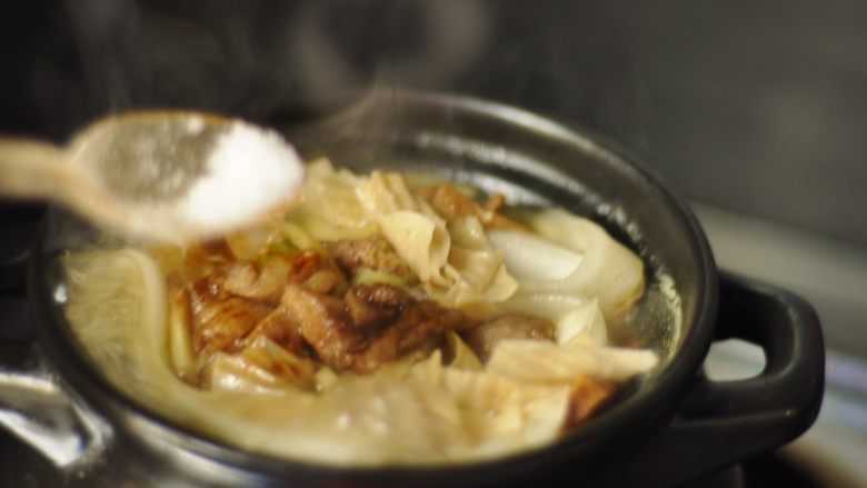 金针菇土豆粉条烩菜,11、炖至8成熟时，加入各种调味品