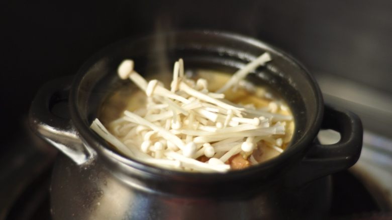 金针菇土豆粉条烩菜,12、放入金针菇，少炖5分钟