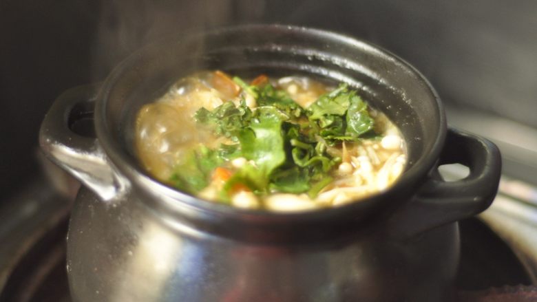 金针菇土豆粉条烩菜,13、放入香菜，关火起锅，美味的金针菇土豆粉条烩菜就做好了。