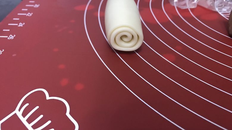 玫瑰鲜花饼,收口向下摆好,盖上保鲜膜静置15-20分钟